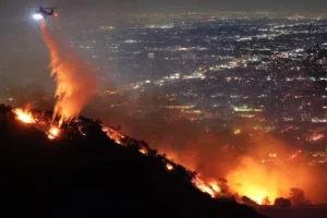 250108-hollywood-hills-Sunset-Fire-helicopter-firefighting-ac-1107p-a82d7e