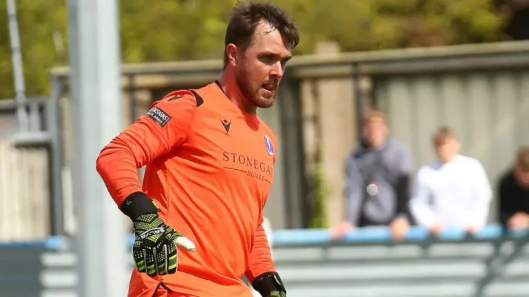 Dan-Lincoln-in-goal-for-Dorking-Wanderers-1024x576