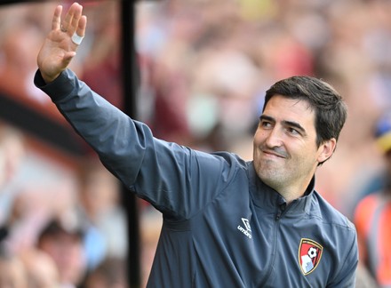 andoni-iraola-head-coach-bournemouth-waves-fans-440nw-14025654y